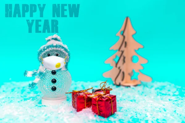 Happy New Year Inscriptie Sneeuwpop Dragen Beschermende Masker Een Blauwe — Stockfoto