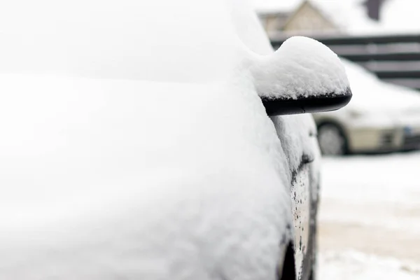 Jeden Samochód Zaparkowany Mieście Pod Śniegiem — Zdjęcie stockowe