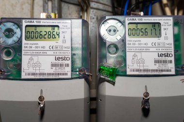 İki akıllı elektrik sayacı güç kullanımını ölçüyor. İçeriden ateş edilmiş..