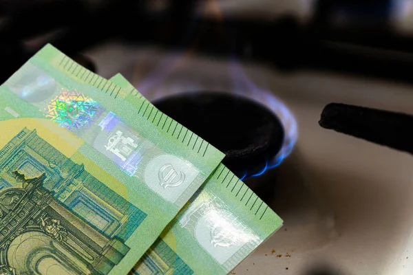 Dinheiro Fogão Fogão Arder Chama Cem Notas Duas Denominações — Fotografia de Stock