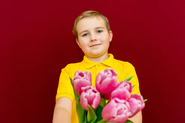 Boy Ger Blommor Bukett Kid Håller Lila Tulpaner Bunch Tittar — Stockfoto