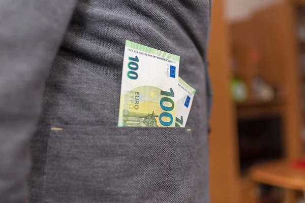 Cento Euro Una Tasca Uomo Coperta Sfondo Sfocato — Foto Stock