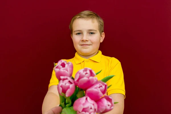 Boy Ger Blommor Bukett Kid Håller Lila Tulpaner Bunch Tittar — Stockfoto