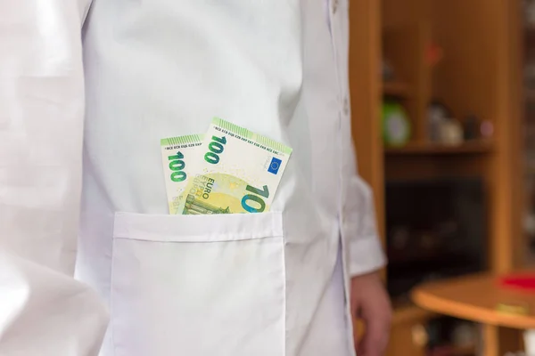Doctor Con Dinero Euros Bolsillo Lleva Uniforme Médico Imagen Primer —  Fotos de Stock