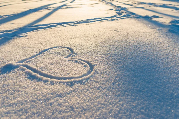 Narysowane Serce Śniegu Zimowy Wieczór Zachód Słońca Ładne Tło — Zdjęcie stockowe