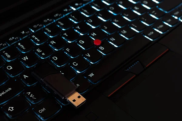 Usb Flash Drive Laptop Keyboard Dark Image Shot — стоковое фото