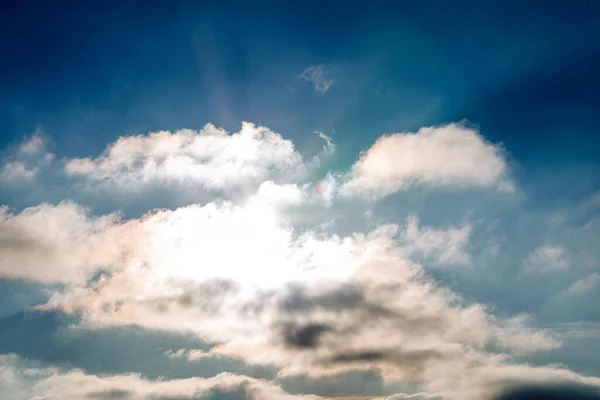 Pôr Sol Céu Azul Sol Brilhante Brilha Através Nuvens Bom — Fotografia de Stock