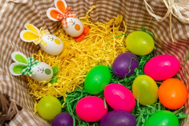 Sepet Renkli Paskalya yumurtaları tavşan kulakları. Komik Paskalya kavramı. Yakın plan..