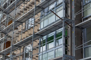 İnşaat iskelesi dışında yenilenen apartman. Telsiai, Litvanya 02.11.2021