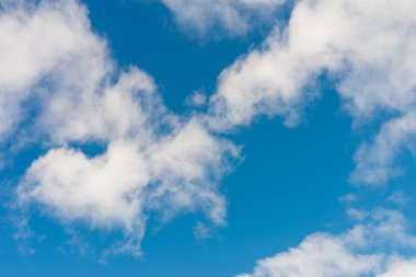 Mavi gökyüzünde beyaz bulutlar. Kış soğuk bulutlar mavi cennet arka planı..