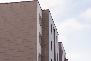 Parça apartmanın dış tarafı. New Lüks Ev ve Ev Kompleksinin ayrıntıları. Şehir Gayrimenkul ve konut mimarisinin bir parçası.
