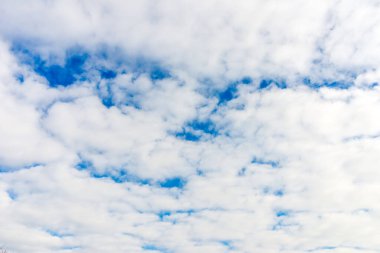 Bulut ve mavi skay arka plan. Mavi bir cennette dramatik beyaz bulutlar..