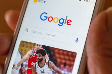 Ekranda Google logosu olan akıllı telefon. Beyaz arka plan. Google dünyadaki en büyük internet arama uygulaması. Telsiai Litvanya 02 Mart 2021