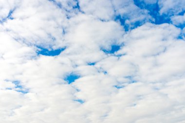 Bulut ve mavi skay arka plan. Mavi bir cennette dramatik beyaz bulutlar..