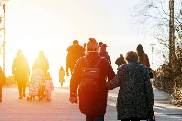 Mensen Gaan Naar Zonsondergang Zeepier Palanga Litouwen Mooie Voorjaarsavond Aan — Stockfoto