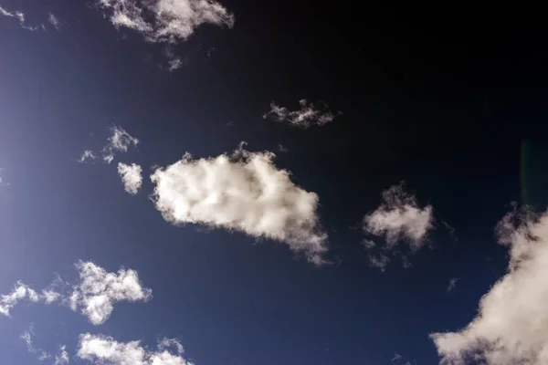 白い雲と青い空の背景 晴れた日 白い雲が積もっています — ストック写真