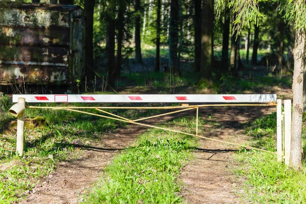 Barreira Perto Estrada Proibido Entrar Parque Florestal Dia Verão Ensolarado — Fotografia de Stock