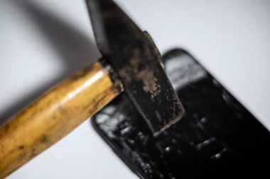 Bozuk ekranlı çekiç ve akıllı telefon. Elektronik tamir servisi. Akıllı telefonu kır. Kapalı alanda çekim yap..