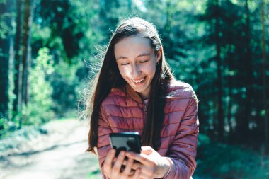 13. yaş günü bir kız arkadaşıyla internetteki bir video görüşmesi yapıyor. Güneşli bir yaz ya da bahar günü..