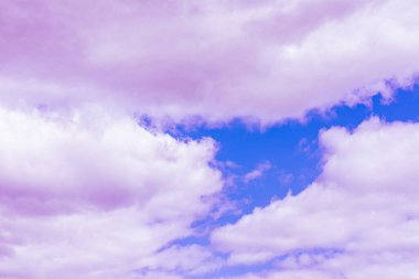 Mor bulutlar, güzel mavi gökyüzü, gökyüzü, muhteşem bir arka plan..