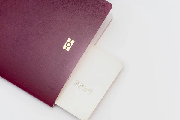 バイオメトリックパスポートと支払いプラスチッククレジットカード旅行計画の概念 — ストック写真