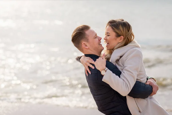 Jong Stel Genietend Van Het Zand Genietend Van Elkaar Zomer — Stockfoto