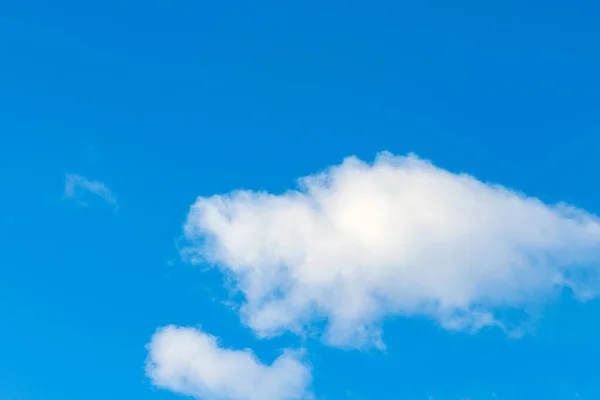 Blauwe Lucht Met Witte Wolken Achtergrond Close Buiten — Stockfoto