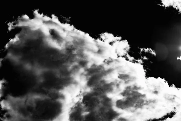 劇的な白い雲黒暗い空の背景屋外ショット 美しい壁紙 — ストック写真