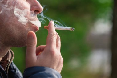 Açık havada sigara içen yakın bir adam vuruldu..