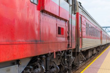 Kasabada tren rayları ve lokomotif var. Eski tren lokomotifi..