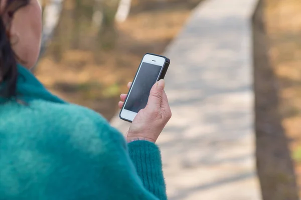 Una Mujer Sostiene Teléfono Inteligente Celular Con Pantalla Vacía Vista — Foto de Stock