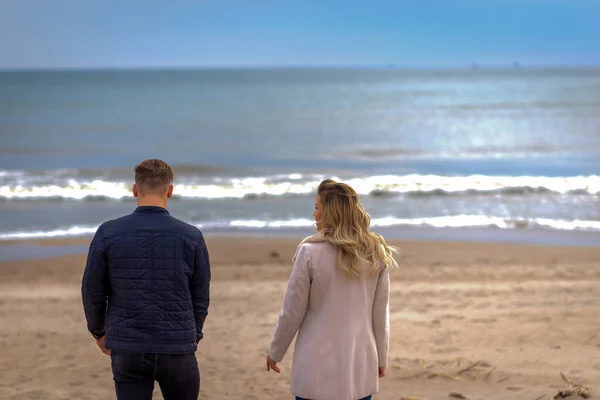 Liebespaar Entspannt Sich Sandstrand Liebeskonzept Urlaub Zurück Zur Betrachtung Frühling — Stockfoto