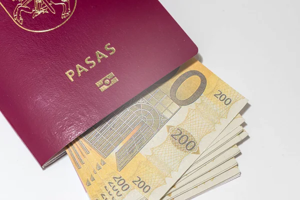 生物鉴别护照在纸上的欧元钞票上 在欧洲工作 移民到欧洲工作 欧洲签证等概念 欧洲护照在200欧元钞票之上 — 图库照片