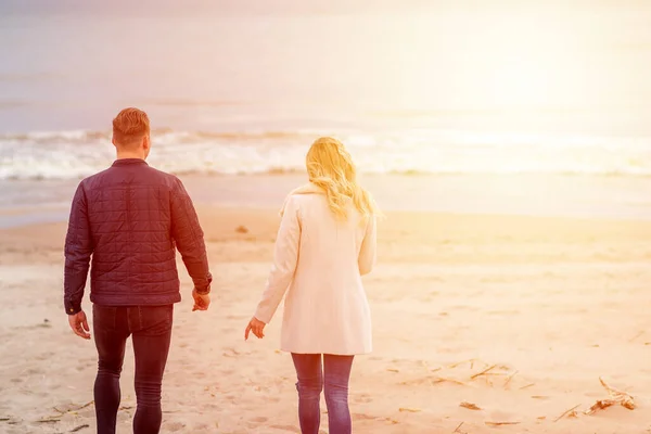 Αγαπημένο Ζευγάρι Χαλαρώνοντας Στην Αμμώδη Παραλία Ηλιοβασιλέματος Love Concept Vacation — Φωτογραφία Αρχείου