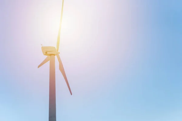 Windenergie Een Windturbine Blauwe Hemel Sun Wind Energie Concept Met — Stockfoto