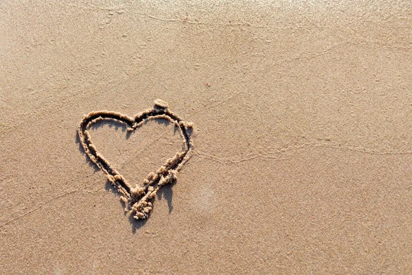 Jedno Serce Narysowane Piasku Plaży Miękka Fala Morza Prawdziwa Romantyczna — Zdjęcie stockowe