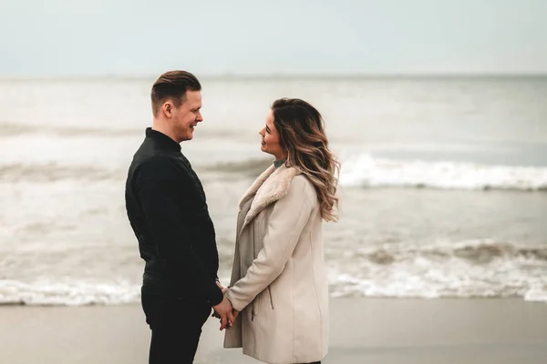 Jeune Couple Profitant Sable Profitant Les Uns Des Autres Été — Photo