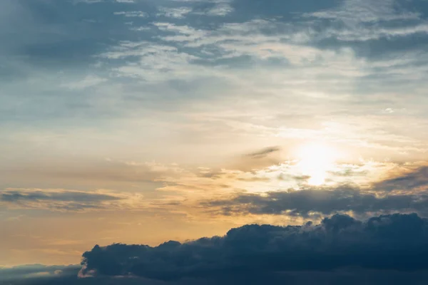 Dramatische Zonsondergang Hemel Met Bewolkt Zonsondergang Zonsopgang Met Wolken Lichtstralen — Stockfoto