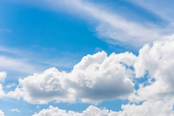 青空の中の美しいまばらな雲 Cloudscape 青空と白い雲 晴れた日 青い空の背景に小さな雲 — ストック写真