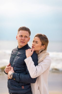 Genç çift kumların üzerinde eğleniyor ve eğleniyorlar. Yaz, bahar, sonbahar tatili. Kapanış..