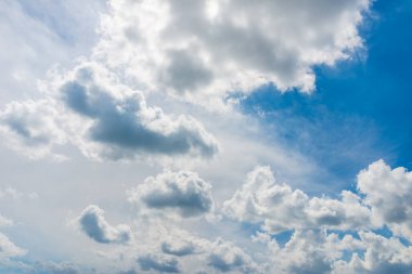 Mavi gökyüzünde beyaz ve gri bulutlar. Sıcak bahar ya da yaz mevsiminde güzel bir gün. Kopya alanı..