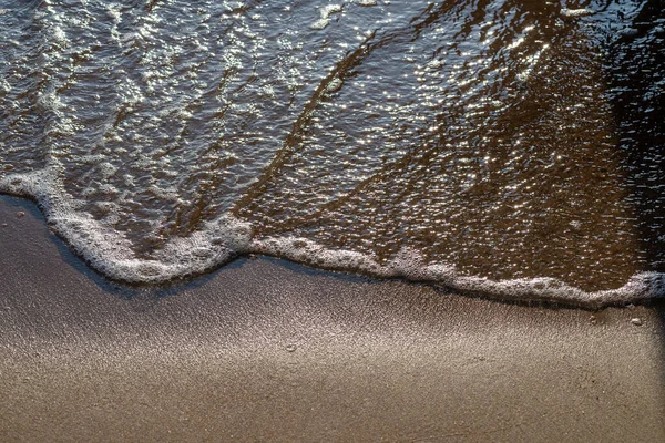 Сухая Волна Моря Песчаном Вечернем Пляже — стоковое фото