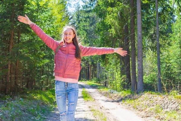 Jeune Voyageuse Bras Tendus Levés Profitant Air Frais Dans Forêt — Photo