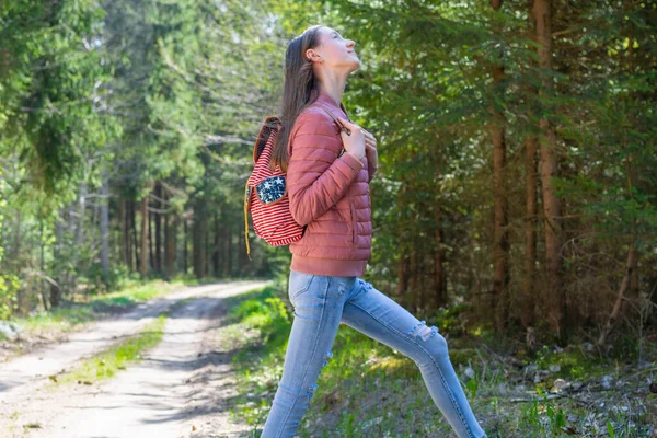 緑の森の夏や春にリュックを持つ10代の若い観光客の女の子 — ストック写真