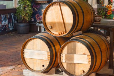 Üç ahşap şarap ya da sokakta viski fıçıları. Fıçılar üst üste yığılmış..