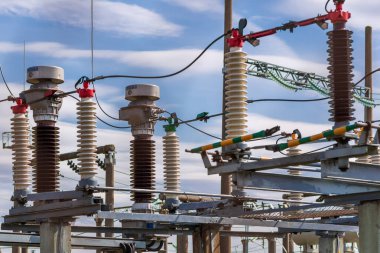 Yüksek voltaj güç transformatörü, alt istasyonda jeneratör elektriği. Yüksek voltajlı şalterlere genel görünüm..