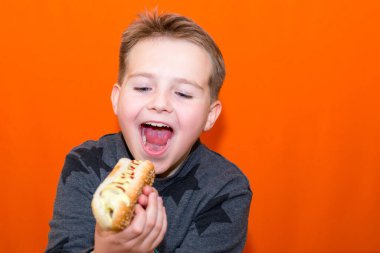 Yakışıklı, yaşlı, ağzı açık, sıcak, kapalı, turuncu stüdyo arka plan görüntüsü. Yaklaş, kopyala. Ön görüş..