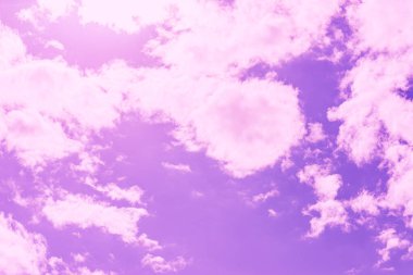 Güzel pembe bulut mor gökyüzü ve menekşe filtresi..