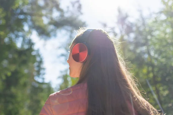 Una Encantadora Chica Adolescente Delgada Alegre Forma Delgada Disfrutando Escuchando —  Fotos de Stock