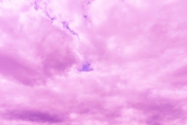 Güzel pembe bulut mor gökyüzü ve menekşe filtresi..